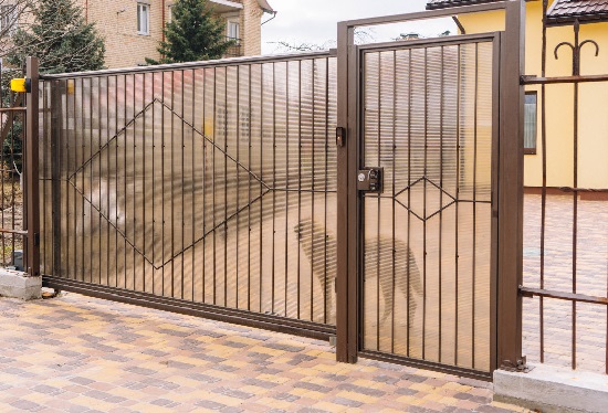 Купить ворота из профлиста с элементами ковки, с металлическими столбами в рамке или под дерево в чайковском от 152925 руб